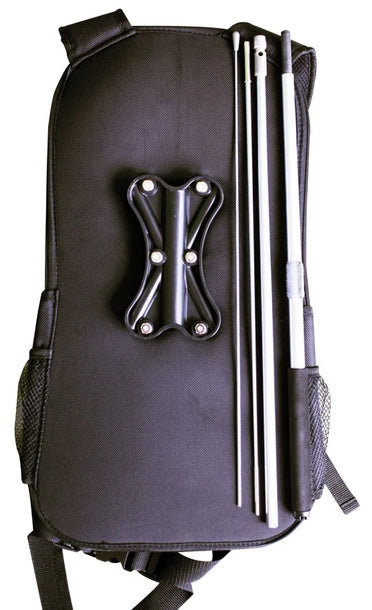 Promotion Rucksack Drop: Ein schwarzer Rucksack, auf dem eine schwarze Halterung aus Kunststoff montiert ist. Daneben sind drei silberne Metallstangen zur Befestigung sichtbar, in Wiesbaden bei City Medien Einkaufswelt für Partner