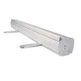 Roll Up Budget B 60 cm x H 160 cm: Eine schräge Ansicht der silbernen Roll-Up-Kassette. Sie hat zwei graue, flache Metallfüße. Die Enden der Kassette sind rund und mit Schrauben befestigt, in Wiesbaden bei City Medien Einkaufswelt für Partner