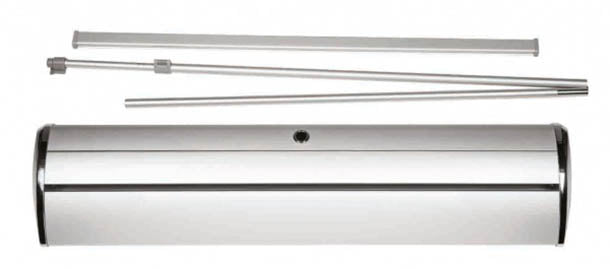 Roll Up Deluxe B 85 cm x H 153-200 cm: Einzelteile des Roll-Up-Displays. Eine silberne, längliche Kassette mit einer breiten schwarzen Kante. Darüber sind eine silberne Klemmleiste und ein faltbarer, silberner Metallstab zu sehen, in Wiesbaden bei City Medien Einkaufswelt für Partner