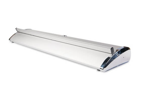 Roll Up Deluxe B 85 cm x H 153-200 cm: Eine schräge Ansicht der silbernen Roll-Up-Kassette. Die Kassette hat eine glatte, glänzende Oberfläche und abgerundete Ecken, in Wiesbaden bei City Medien Einkaufswelt für Partner