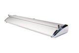 Roll Up Deluxe B 85 cm x H 153-200 cm: Eine schräge Ansicht der silbernen Roll-Up-Kassette. Die Kassette hat eine glatte, glänzende Oberfläche und abgerundete Ecken, in Wiesbaden bei City Medien Einkaufswelt für Partner