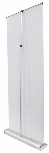 Roll Up Deluxe B 85 cm x H 153-200 cm: Eine schräge Rückansicht des Roll-Up-Displays mit einem weißen Banner. Eine senkrechte, silberne Stange mit einem schwarzen Verbindungselement ist sichtbar und stützt das Banner, in Wiesbaden bei City Medien Einkaufswelt für Partner