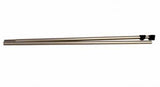 Roll Up Deluxe B 85 cm x H 153-200 cm: Ein faltbarer, silberner Metallstab liegt auf einer weißen Oberfläche. Der Stab hat mehrere Segmente, die mit einem Gummiband verbunden sind. Ein schwarzer Kunststofffuß ist am Ende sichtbar, in Wiesbaden bei City Medien Einkaufswelt für Partner