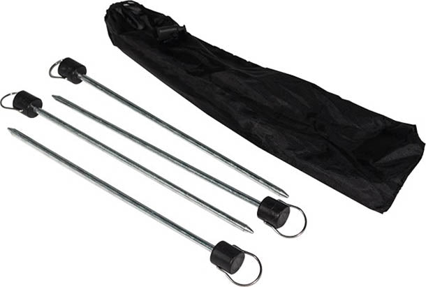 Roll Up Outdoor B 85 cm x H 200 cm: Vier silberne, spitz zulaufende Metallheringe liegen neben einer schwarzen, länglichen Stofftasche. Die Heringe haben am oberen Ende eine schwarze Kunststoffhalterung mit einem runden Metallring, in Wiesbaden bei City Medien Einkaufswelt für Partner