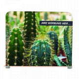 Textilwand ALU gerade gebogen: Eine bedruckte Textilwand mit einem Kaktus-Motiv und dem schwarzen Banner „IHRE WERBUNG HIER...“. Die Textilwand steht auf zwei kleinen, grauen Standfüßen, in Wiesbaden bei City Medien Einkaufswelt für Partner