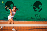 Tennisblende Klassiker 12 x 2 m – grüne Sichtschutzblende mit individuellem Aufdruck „PTB Tennisschule“, im Einsatz hinter Sandplatz mit Spielerin in Wiesbaden von City Medien Einkaufswelt für Partner günstig kaufen, drucken lassen, online preiswert bestellen – Tennisblenden, Sichtschutz, Sportwerbung
