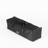 Schwarze Transporttasche für eine Pop-up-Messewand, Längliche, gepolsterte Taschenform, Zwei schwarze Tragegriffe auf der Oberseite, Reißverschluss an der Stirnseite sichtbar, Kleines Sichtfenster für Beschriftung an der Seite
