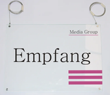 Deckenhänger System Seeshaupt: Ein rechteckiges Schild. Auf dem Schild steht in schwarzer Schrift „Empfang“. Das Schild hängt an zwei silbernen Drahtseilen von der Decke, in Wiesbaden bei City Medien Einkaufswelt für Partner