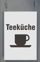 Deckenhänger System Karlsruhe: Ein rechteckiges Schild mit einem silbernen Aluminiumrahmen. Auf dem Schild steht in schwarzer Schrift „Teeküche“ und darunter ist eine schwarze Tasse mit Untertasse abgebildet. Das Schild hängt an zwei silbernen Drahtseilen von der Decke, in Wiesbaden bei City Medien Einkaufswelt für Partner