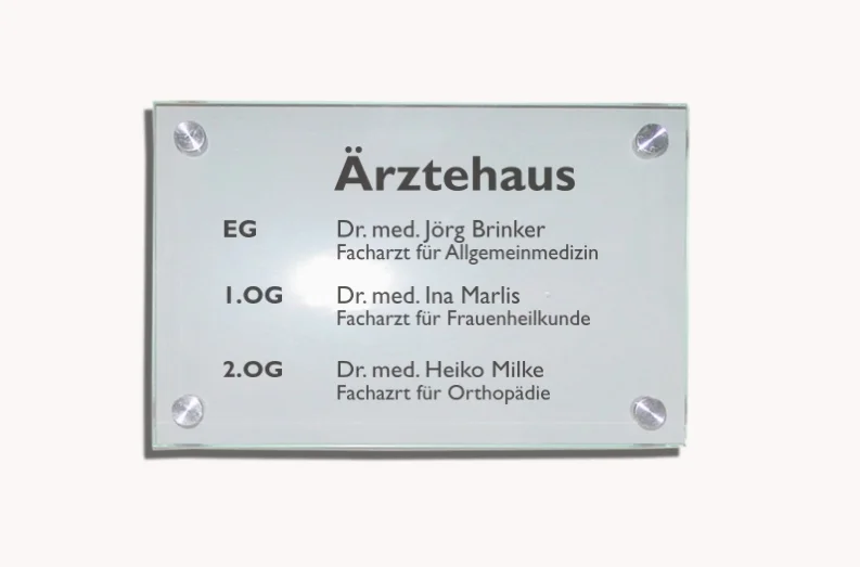 Wandschild mit Einleger – Vorderansicht Stockwerk Besetzung Ärztehaus, stabil und jederzeit austauschbar in Wiesbaden von City Medien Einkaufswelt für Partner günstig kaufen, online preiswert bestellen und selbst drucken – Leitsystem