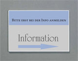 Wandschild System Karlsruhe: Ein querformatiges Schild mit einem silbernen Rahmen. Es ist in einen hellblauen oberen und einen hellgrauen unteren Bereich unterteilt. Im hellblauen Bereich steht in schwarzer Schrift „BITTE ERST BEI DER INFO ANMELDEN“. Im hellgrauen Bereich steht in grauer Schrift „Information“ und ein blauer Pfeil, der nach rechts zeigt. Das Schild ist an einer grauen Wand befestigt, in Wiesbaden bei City Medien Einkaufswelt für Partner