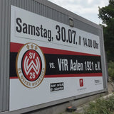 Aluverbundplatte – großflächiges Werbeschild an Gebäudewand, vollfarbig bedruckt mit Vereinslogo und Text in Wiesbaden von City Medien Einkaufswelt für Partner günstig kaufen, drucken lassen, online preiswert bestellen – Bauschilder, Fassadenwerbung, Großformatdruck