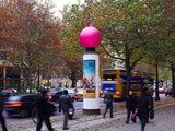 Aufblasbarer Hüpfball auf Werbesäule an baumgesäumter Straße, lebhafter Verkehr – Sonderproduktion Outdoor, City Medien Einkaufswelt für Partner Wiesbaden – Kategorien: Sonderproduktion, Aufblasbare Werbung – anfragen, produzieren lassen, bestellen