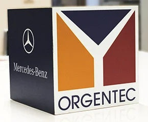Abschlagsmarkierung bedruckte Würfel – stabiler Werbewürfel mit farbigem ORGENTEC-Logo und Mercedes-Benz-Branding, Nahaufnahme in Wiesbaden von City Medien Einkaufswelt für Partner günstig kaufen, drucken lassen, online preiswert bestellen – Werbewürfel, Golfzubehör, Promotionartikel