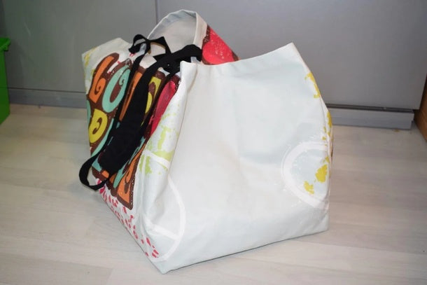 Tragetasche mit Druck – stabile weiße Stofftasche mit Seitenansicht, bunter Aufdruck „Love & Peace“, schwarze Tragegriffe, Nahaufnahme in Wiesbaden von City Medien Einkaufswelt für Partner günstig kaufen, drucken lassen, online preiswert bestellen – Tragetaschen, Werbetaschen, Stoffbeutel