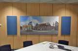 BOOM - THE ACOUSTIC PICTURE – Panorama-Wandbild mit Akustikfunktion, Farbfoto historische Gebäude mit Reiterstatue, flankiert von zwei blauen Absorbern in Wiesbaden von City Medien Einkaufswelt für Partner günstig kaufen, drucken lassen, online preiswert bestellen – Akustikbilder, Schallschutz, Wanddekoration
