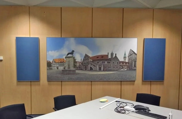BOOM - THE ACOUSTIC PICTURE – Panorama-Wandbild mit Akustikfunktion, Farbfoto historische Gebäude mit Reiterstatue, flankiert von zwei blauen Absorbern in Wiesbaden von City Medien Einkaufswelt für Partner günstig kaufen, drucken lassen, online preiswert bestellen – Akustikbilder, Schallschutz, Wanddekoration