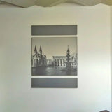 BOOM - THE ACOUSTIC PICTURE – Wandbild mit akustischer Funktion, Schwarz-Weiß-Motiv gotische Architektur mit Kirche und Brunnen, rechteckige Schallabsorber in Wiesbaden von City Medien Einkaufswelt für Partner günstig kaufen, drucken lassen, online preiswert bestellen – Akustikbilder, Schallschutz, Wanddekoration