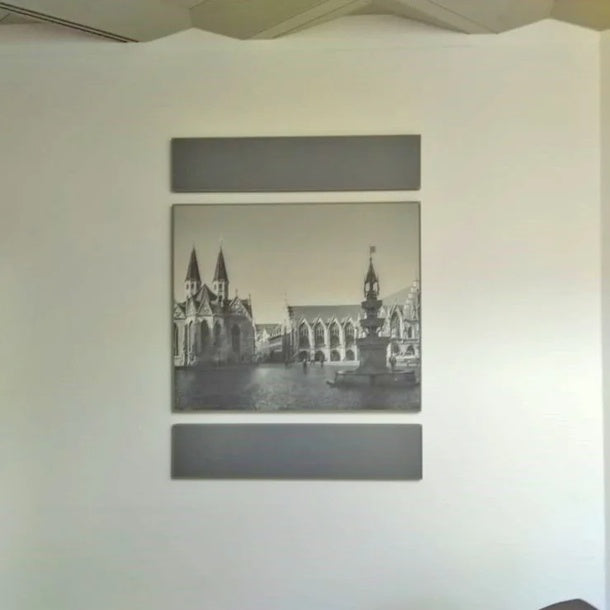 BOOM - THE ACOUSTIC PICTURE – Wandbild mit akustischer Funktion, Schwarz-Weiß-Motiv gotische Architektur mit Kirche und Brunnen, rechteckige Schallabsorber in Wiesbaden von City Medien Einkaufswelt für Partner günstig kaufen, drucken lassen, online preiswert bestellen – Akustikbilder, Schallschutz, Wanddekoration