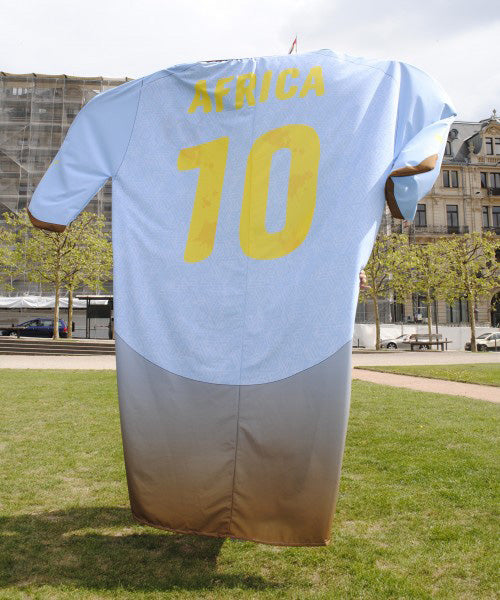 Riesentrikot Sonderproduktion – Rückansicht XXL-Fußballtrikot in Hellblau mit gelber Nummer 10 und Aufschrift „Africa“, aufgestellt im Park in Wiesbaden von City Medien Einkaufswelt für Partner günstig kaufen, drucken lassen, online preiswert bestellen – Werbetrikots, Promotion, Großformatdruck