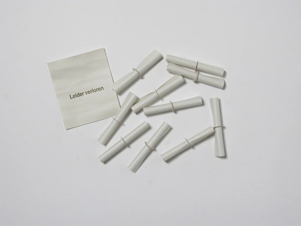 Röllchenlose Nieten im Beutel – kleine weiße Papierlose mit Gummiring, aufgefaltet mit Aufdruck „Leider verloren“, Draufsicht von Wiesbaden günstig kaufen, drucken lassen, online preiswert bestellen – Röllchenlose, Tombola, Gewinnspiele