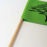 Zahnstocher mit Fähnchen – Nahaufnahme der grünen Papierfahne auf Holzstäbchen, ca. 7 cm, beidseitig bedruckt in Wiesbaden von City Medien Einkaufswelt für Partner günstig kaufen, drucken lassen, online preiswert bestellen – Detailansicht, Werbemittel, Eventbedarf