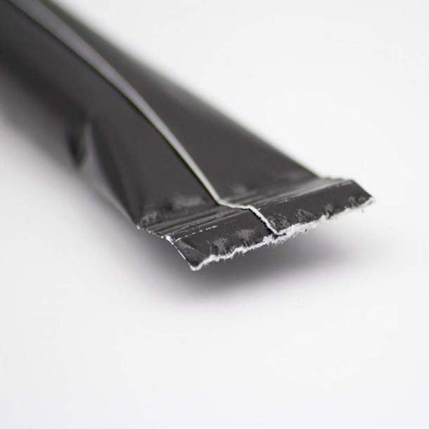 Rohrzuckersticks 3,6 g – Nahaufnahme schwarzer Portionsstick 10 x 2 cm mit aufgerissener Kante, beidseitig bedruckt in Wiesbaden von City Medien Einkaufswelt für Partner günstig kaufen, drucken lassen, online preiswert bestellen – Detailansicht, Gastronomiebedarf