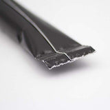 Rohrzuckersticks 3,6 g – Nahaufnahme schwarzer Portionsstick 10 x 2 cm mit aufgerissener Kante, beidseitig bedruckt in Wiesbaden von City Medien Einkaufswelt für Partner günstig kaufen, drucken lassen, online preiswert bestellen – Detailansicht, Gastronomiebedarf